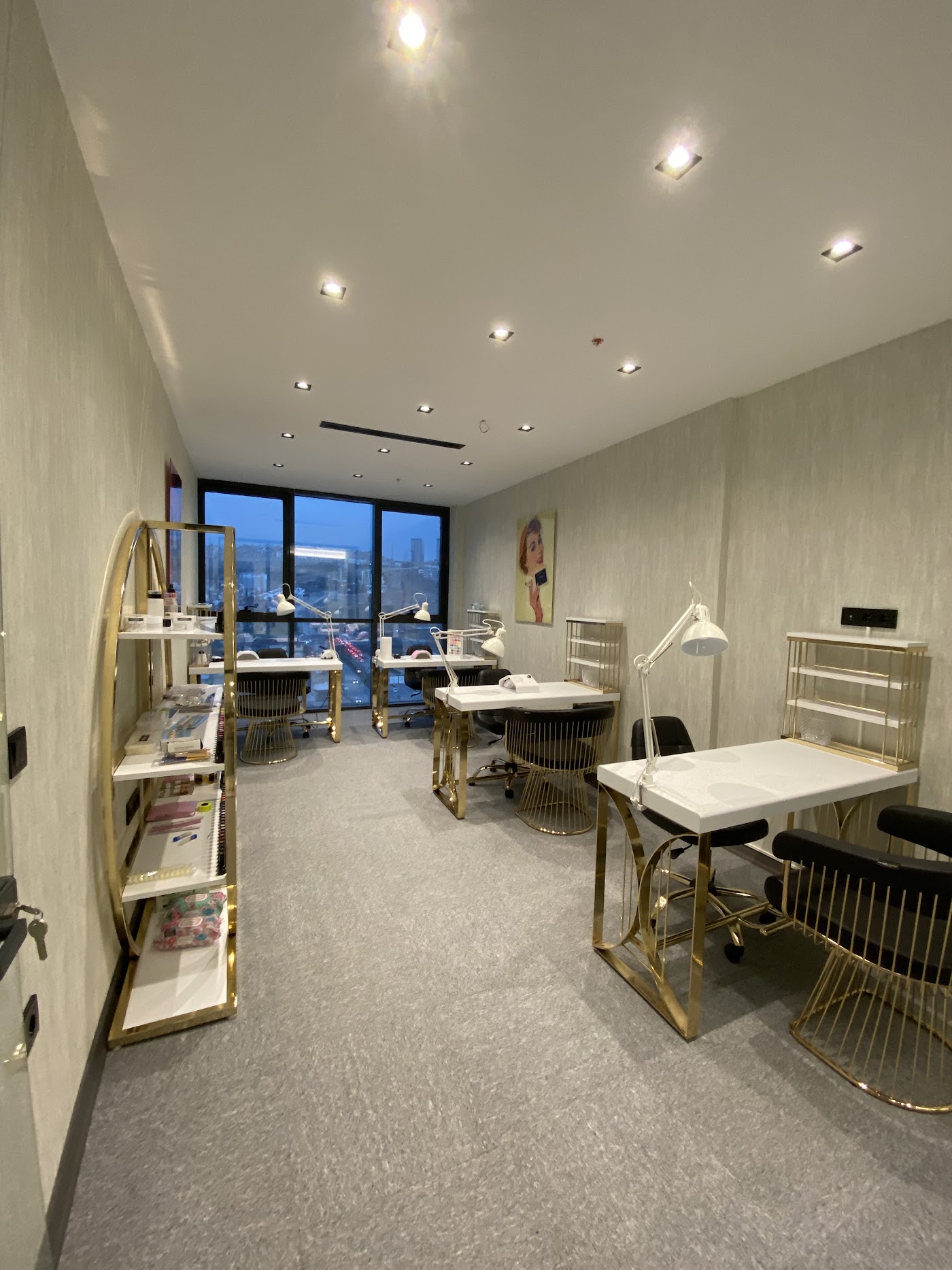 Bloome Beauty Club — altın çerçeveli manikür masaları, şehir manzaralı stüdyo