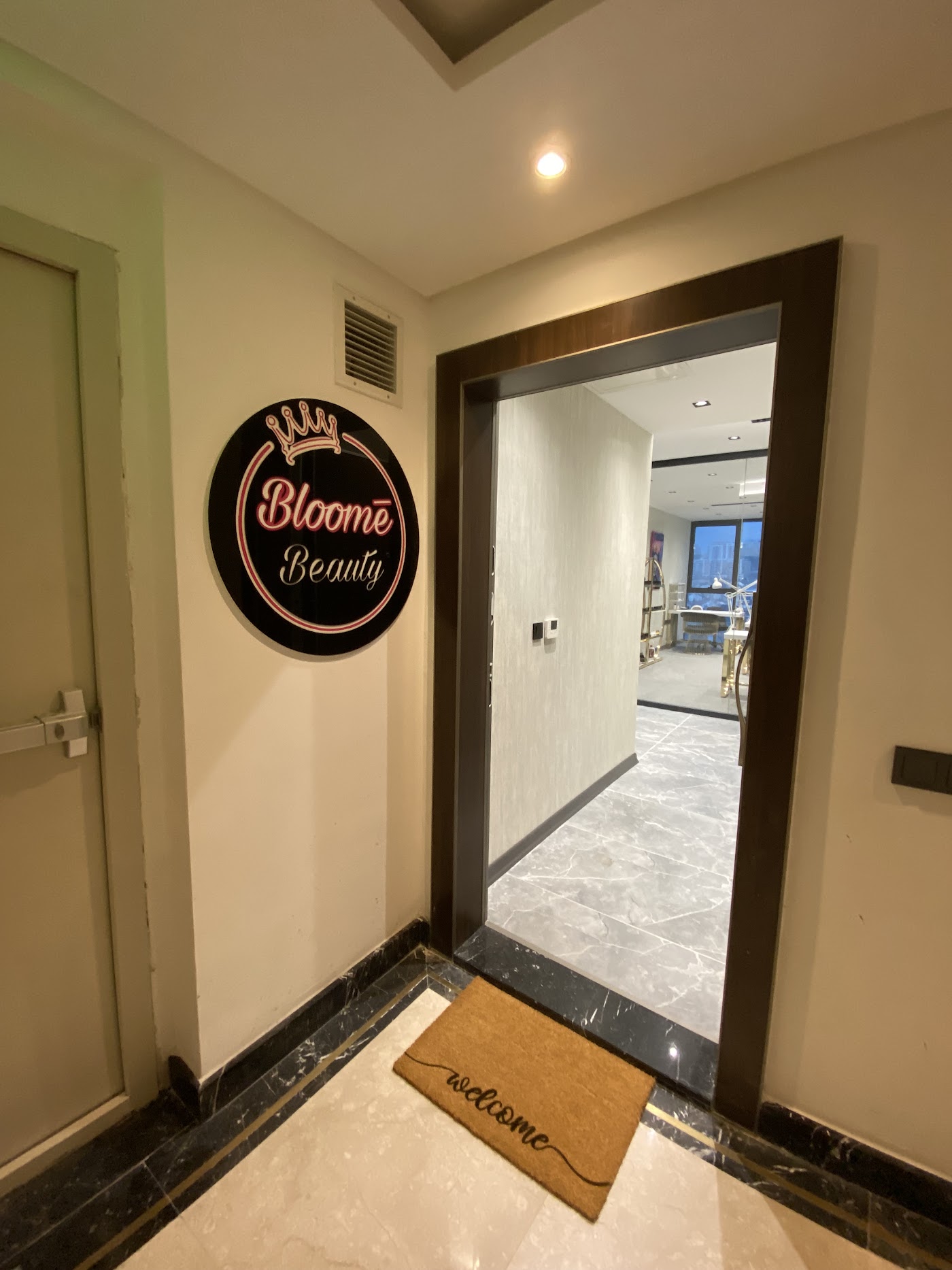 Bloome Beauty Club girişi — taçlı logo