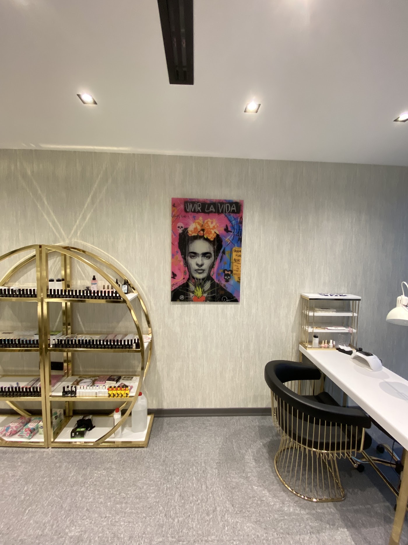 Bloome Beauty Club — geniş oje kartelası ve sanat köşesi